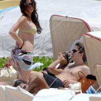 Lindsay_Lohan_yellow_bikini_candids0009_122_52lo